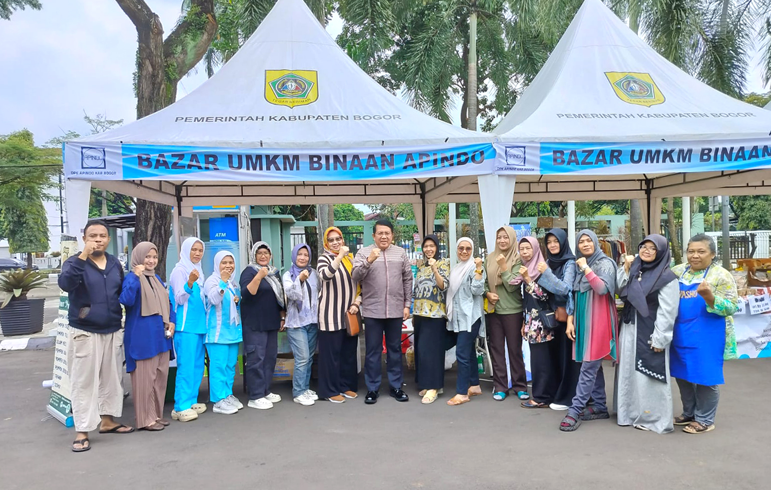 Meninjau Bazar UMKM Binaan APINDO Kabupaten Bogor, Berfoto bersama Kepala Dinas DPKPP Kabupaten Bogor dan pengusaha UMKM